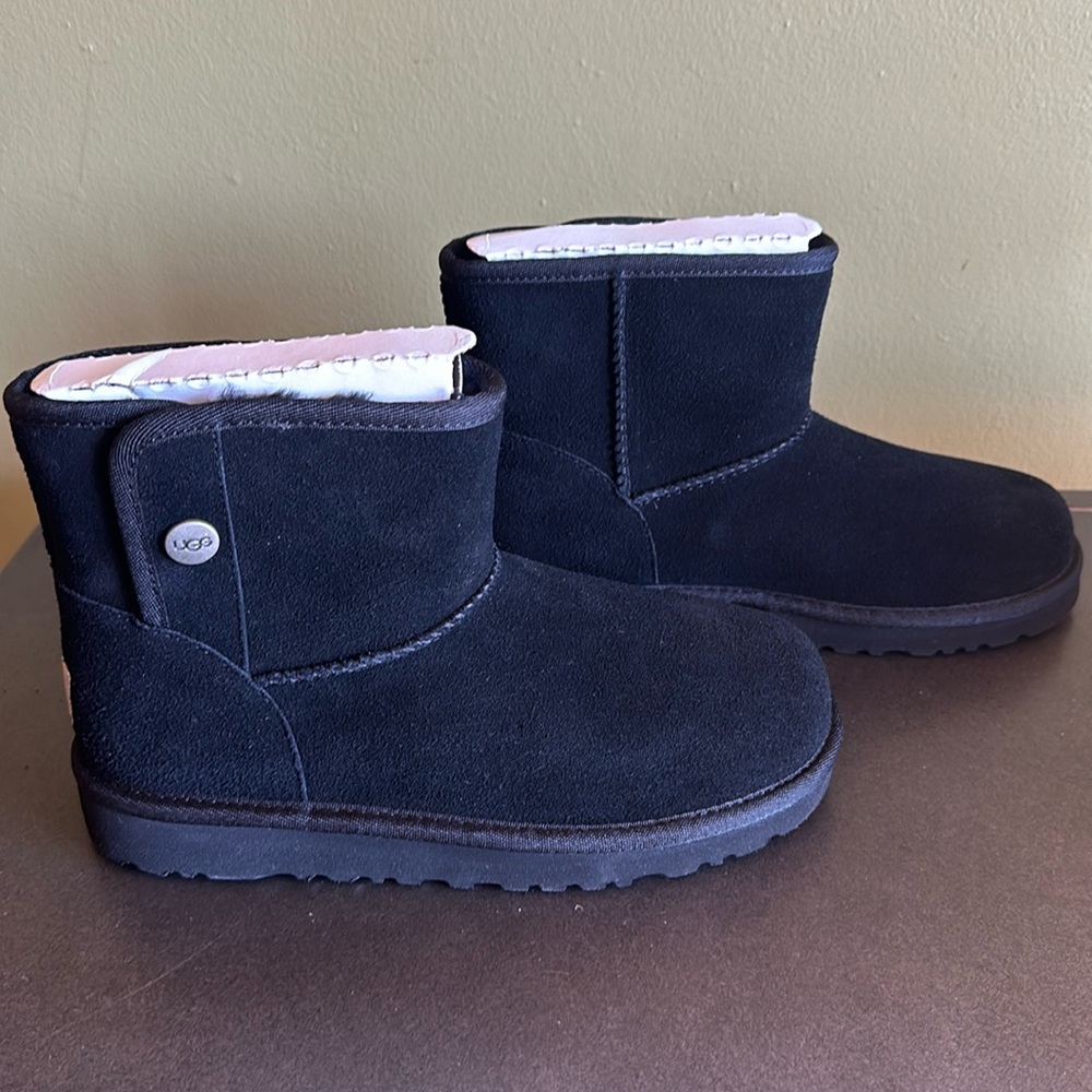 New in box black Ugg’s K Jona kids size 4